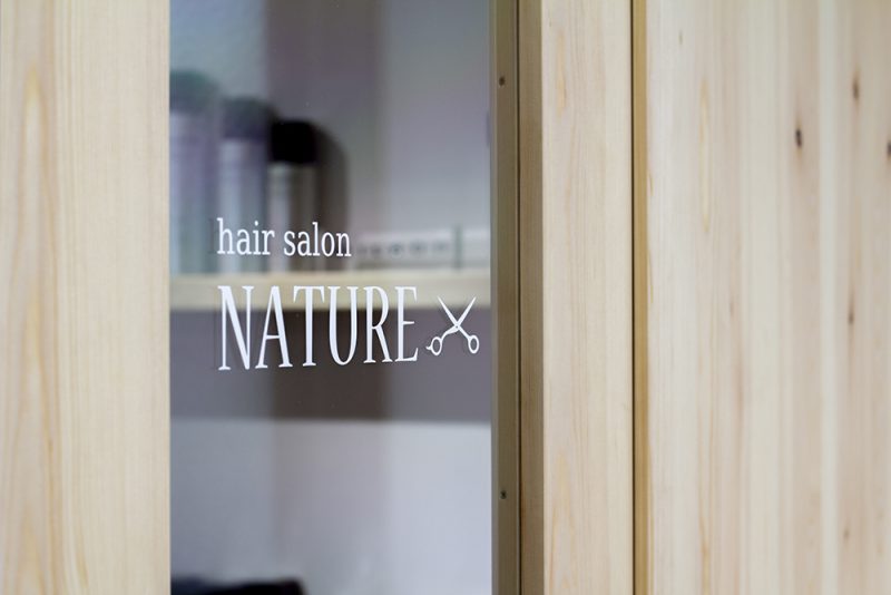 美容室　NATURE hair salon（ネイチャーヘアサロン）店舗内装デザイン ガラス面ロゴシート　