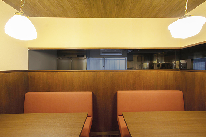洋風角打ちワインバー 奥田商店　店舗内装デザイン テーブル席　照明