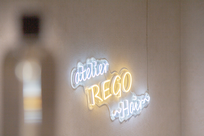 美容室atelier REGO Hair アトリエレゴヘアー店舗デザイン 壁面装飾チューブライトロゴ