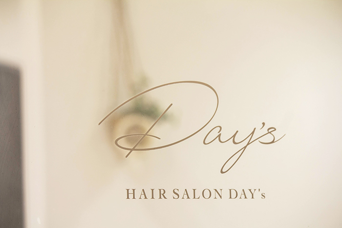 美容室【Hair Salon Day’s】店舗デザイン内装ガラス面店舗ロゴシート