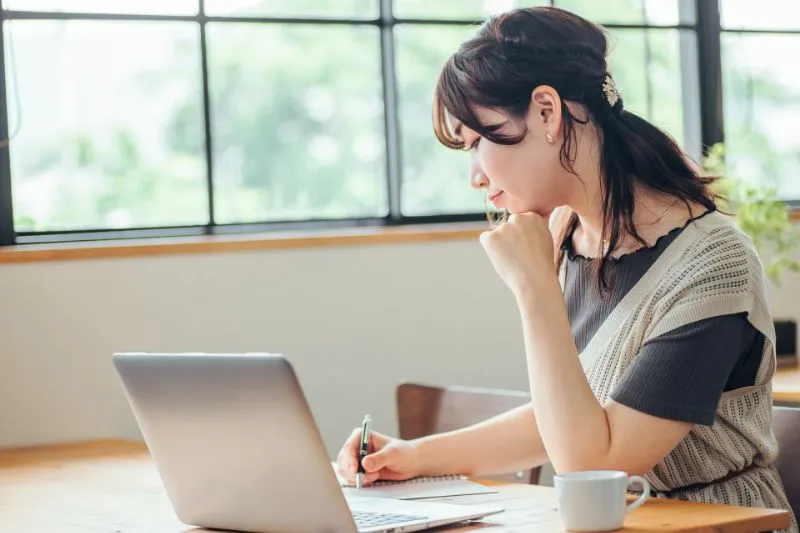 コンセプト文章を考える女性