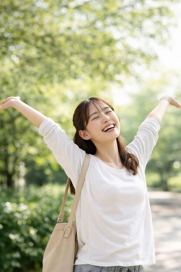 両手をかけて喜ぶ女性